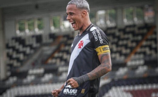 Julião celebra gol pelo Vasco