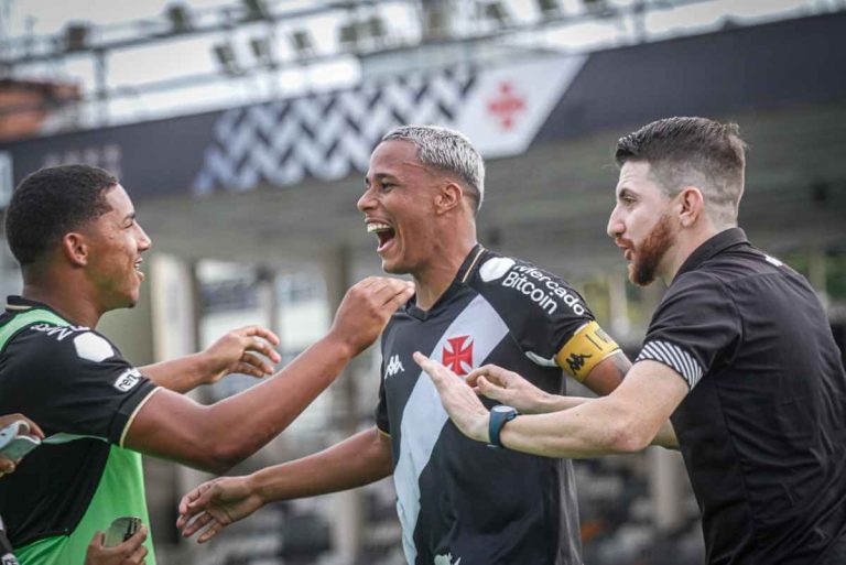 Julião comemora gol pelo Vasco