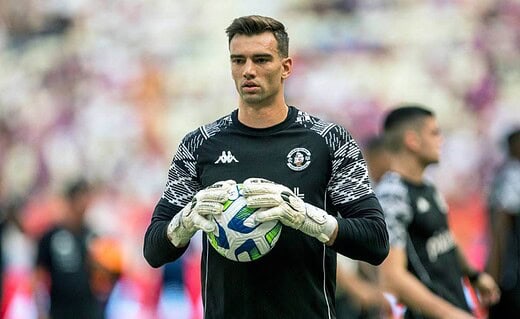 Léo Jardim no gramado da Arena Castelão