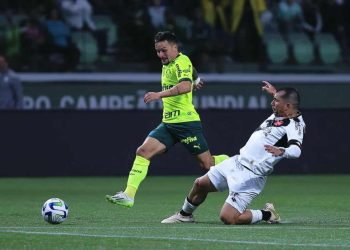 Medel em ação pelo Vasco contra o Palmeiras