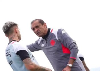 Orellano e Ramón Díaz conversando em treino do Vasco