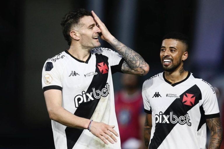 Vegetti, do Vasco, comemora gol contra o Grêmio