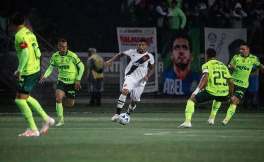 Paulinho em campo contra o Palmeiras