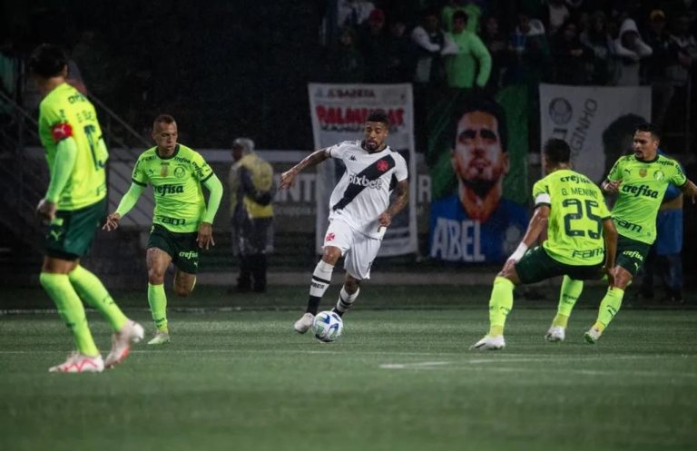 Paulinho em campo contra o Palmeiras
