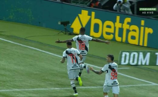 Paulinho comemorando gol contra o Palmeiras