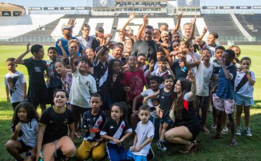 Payet foi tietado por crianças em São Januário