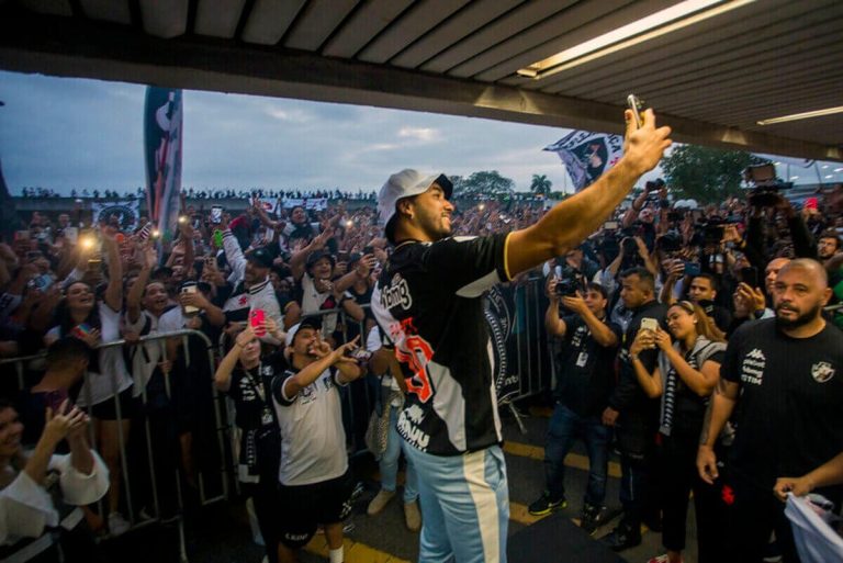 Chegada do jogador Dimitri Payet para assinar contrato com o Vasco da Gama no Aeroporto do Galeao