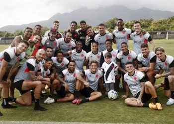 Pequeno Gui em visita ao treino do Vasco