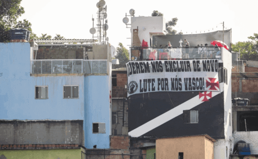 Faixa de protesto posicionada nos arredores de São Januário