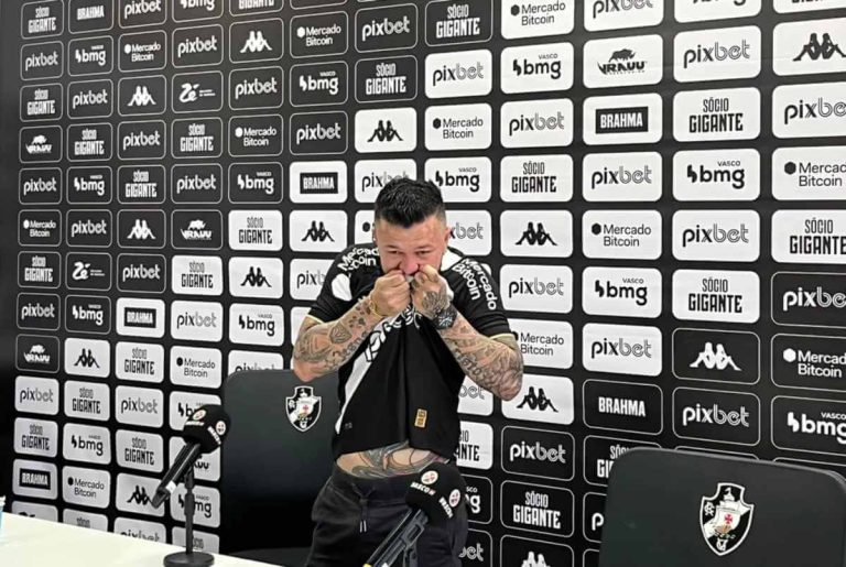 Rossi durante apresentação pelo Vasco