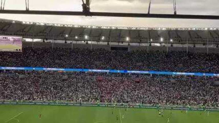Torcida do Vasco no Maracanã no jogo contra o Atlético-MG