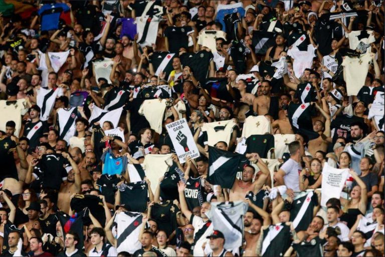 Torcida do Vasco no Maracanã no clássico contra o Botafogo