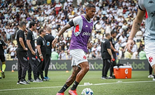 Zé Gabriel aquecendo pelo Vasco no Maracanã