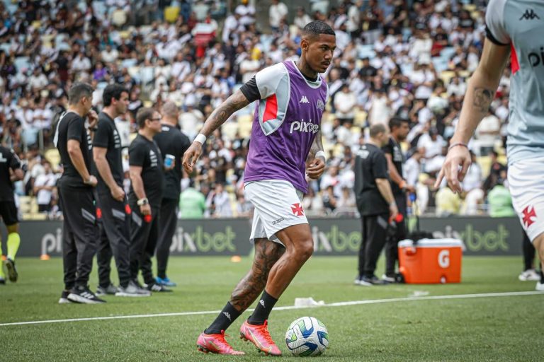 Zé Gabriel aquecendo pelo Vasco no Maracanã