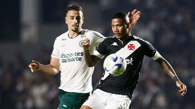 Zé Gabriel em campo contra o Goiás