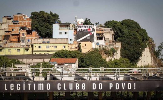 Mensagem do Vasco no Estádio de São Januário e de torcedores na Barreira