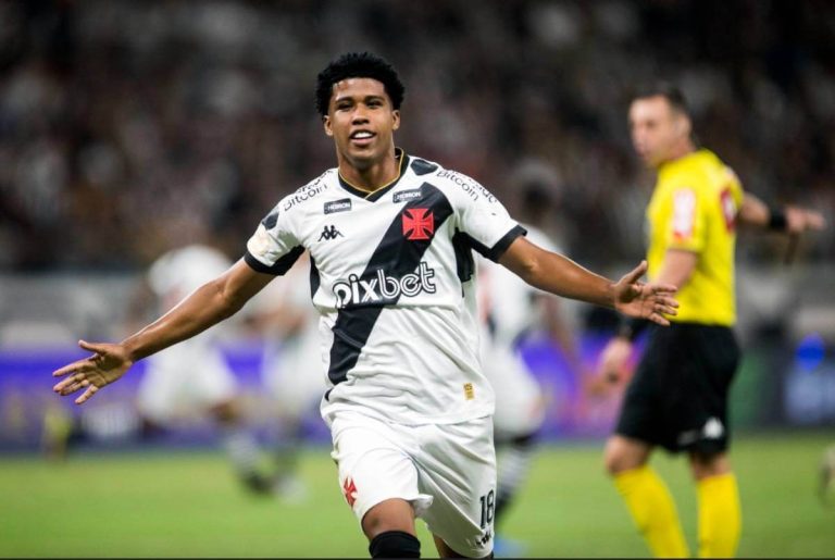 Andrey Santos comemorando gol contra o Atlético-MG