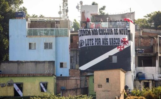 Torcedores do Vasco e moradores da Barreira deixam mensagem para o clube