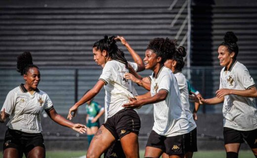 Meninas do Vasco comemorando gol em São Januário