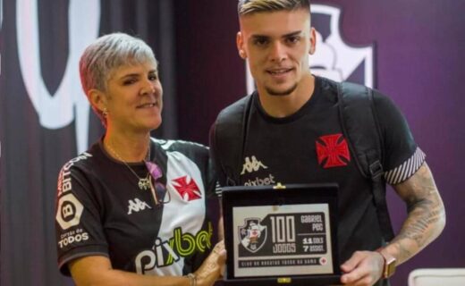 Gabriel Pec recebe da mãe a placa por 100 jogos com a camisa do Vasco