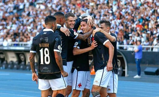 Jogadores do Vasco festejando gol contra o Fluminense