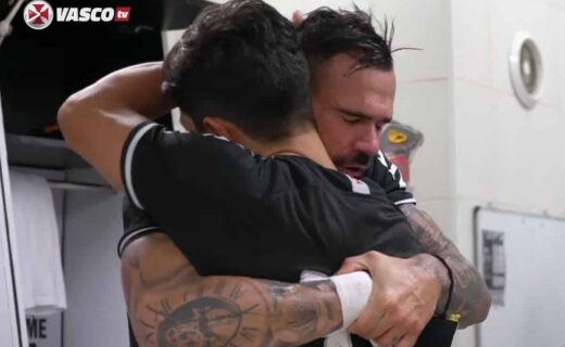 Leandro Castan e Germán Cano se abraçando após Vasco 1 x 0 Sampaio Corrêa