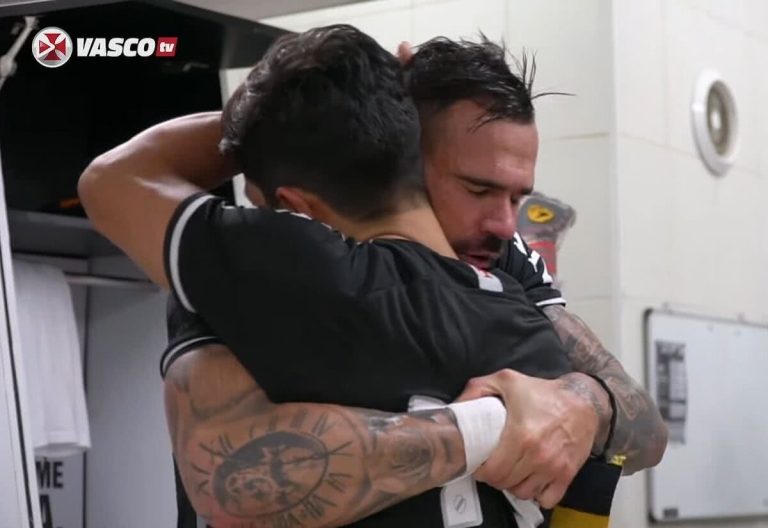 Leandro Castan e Germán Cano se abraçando após Vasco 1 x 0 Sampaio Corrêa