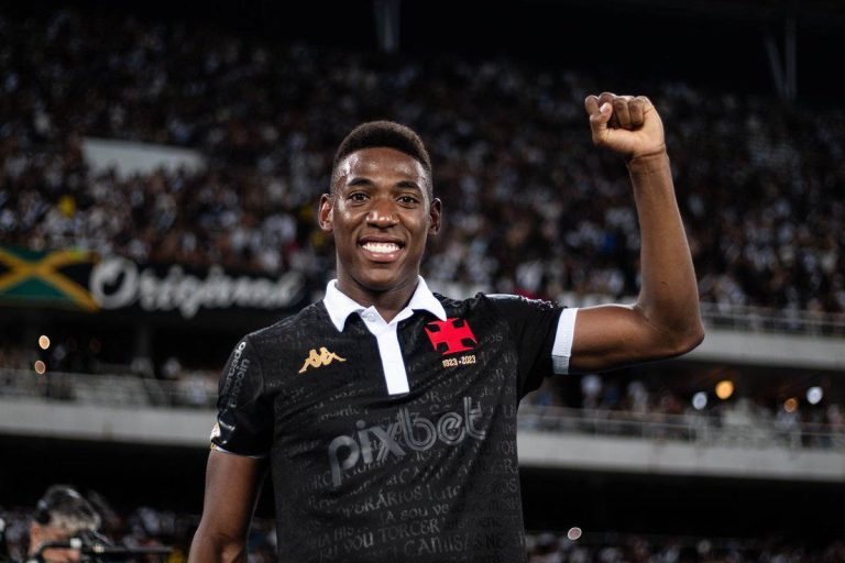 Léo com a terceira camisa do Vasco