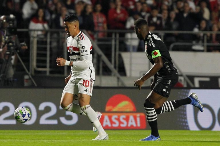 Léo marcando Luciano em São Paulo x Vasco