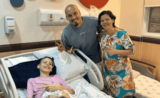 Maicon, zagueiro do Vasco, visita crianças em hospital de câncer em Barretos