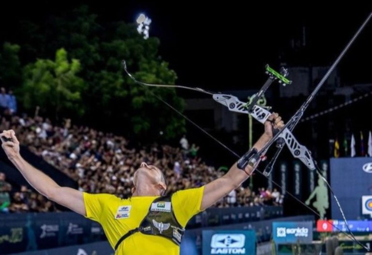 Vascaíno Marcus D'Almeida vence a Copa do Mundo de Tiro com Arco