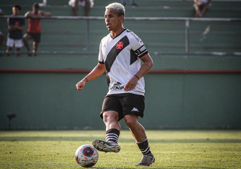 Marlon Santos em ação pelo Sub-20 do Vasco