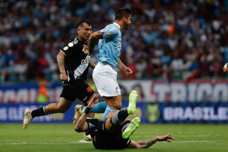Medel em ação pelo Vasco contra o Bahia