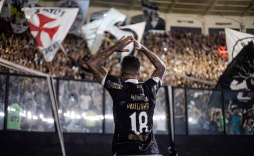 Paulinho celebra vitória com a torcida em São Januário