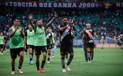Medel, Rossi e Payet parabenizando a torcida na Arena Fonte Nova