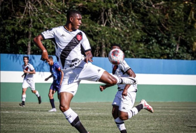 Rayan marcou duas vezes no 7x0 sobre o Maricá