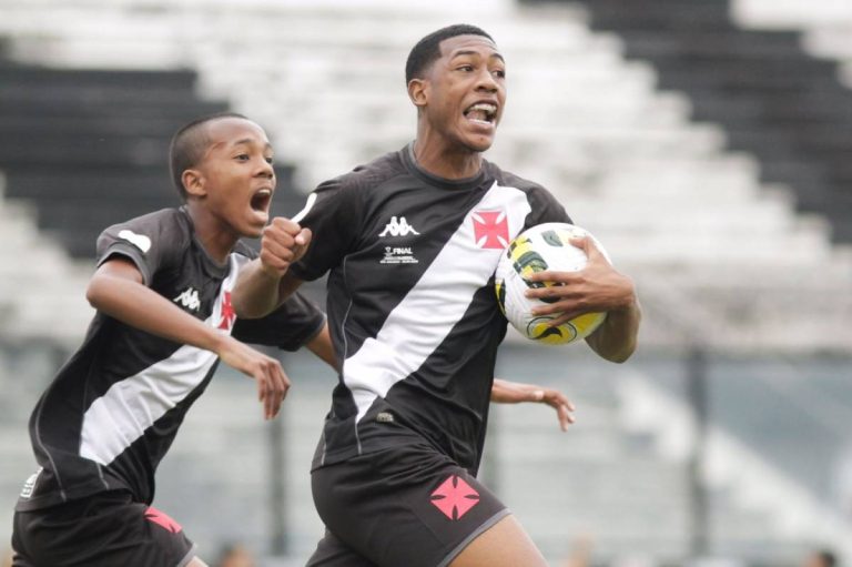 Rayan comemorando gol contra o Palmeiras