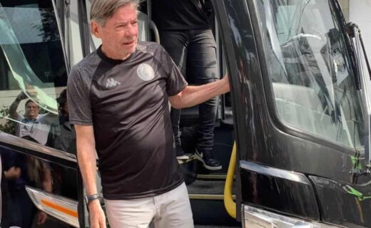 Jorge Salgado desce de ônibus do Vasco