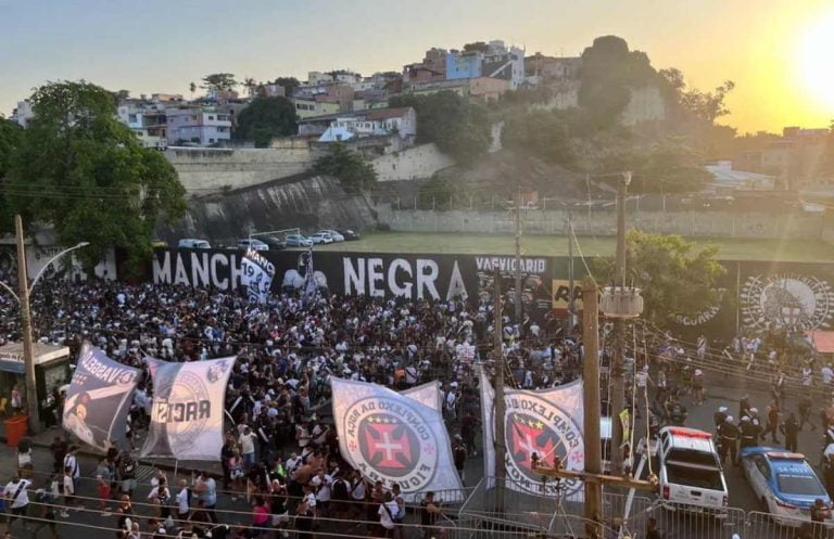 Festa da torcida na Barreira do Vasco