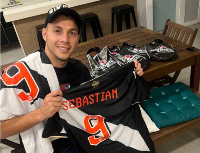 Sebastián Ferreira com coleção de enxoval do Vasco