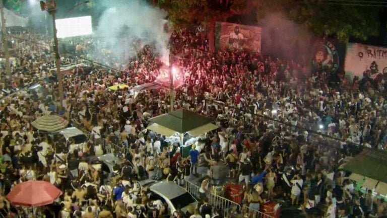Torcida do Vasco fez festa do lado de fora de São Januário