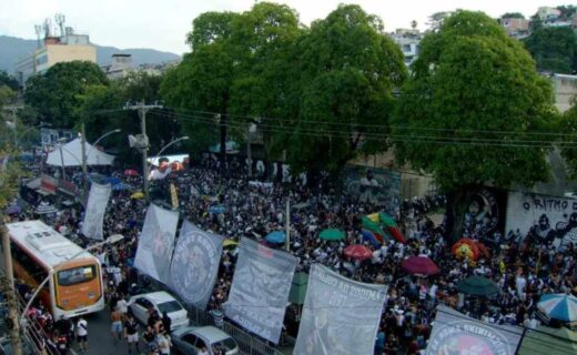 Torcedores do Vasco se reúnem na Barreira do Vasco