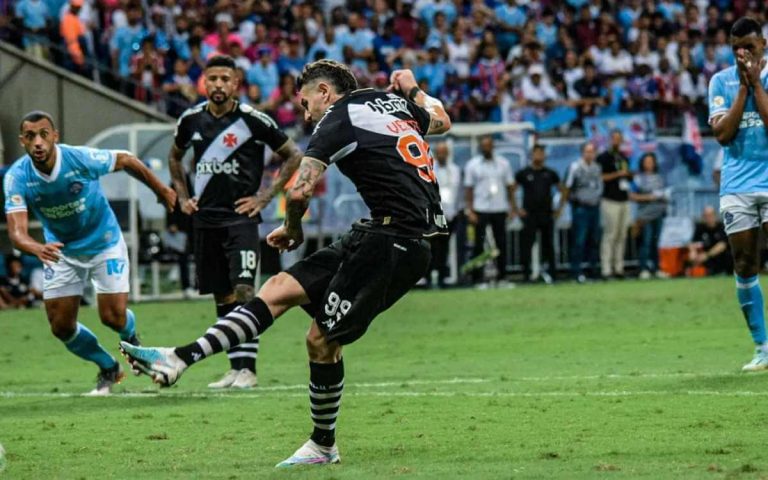 Vegetti batendo pênalti contra o Bahia
