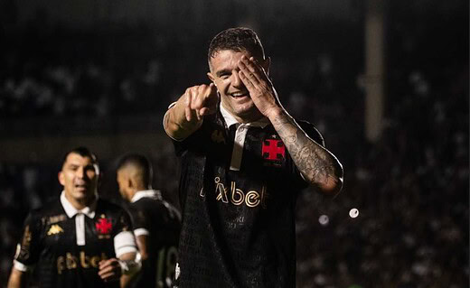 Vegetti comemorando gol contra o Coritiba