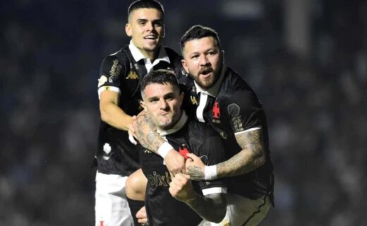 Vegetti, Rossi e Pec comemorando gol do Vasco