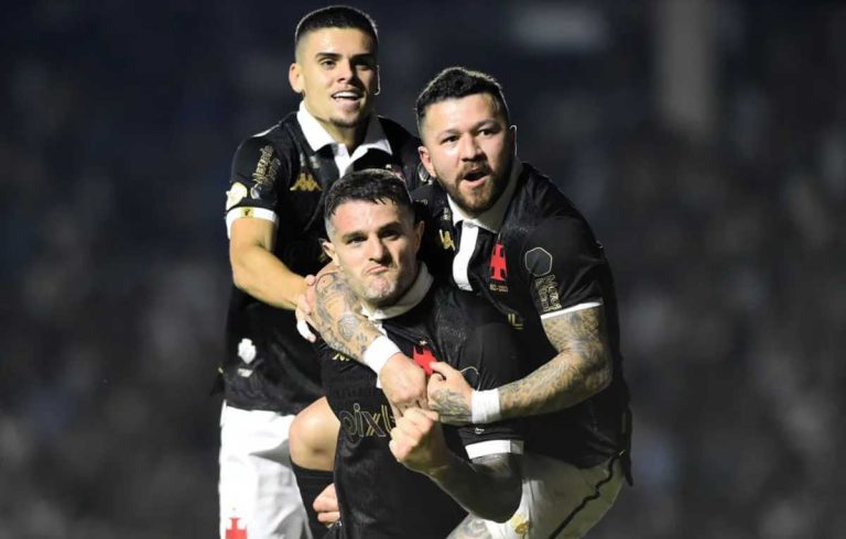 Vegetti, Rossi e Pec comemorando gol do Vasco