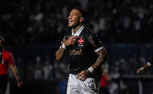 Zé Gabriel comemorando gol contra o Coritiba