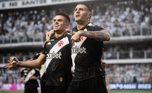 Gabriel Pec e Vegetti comemorando gol pelo Vasco