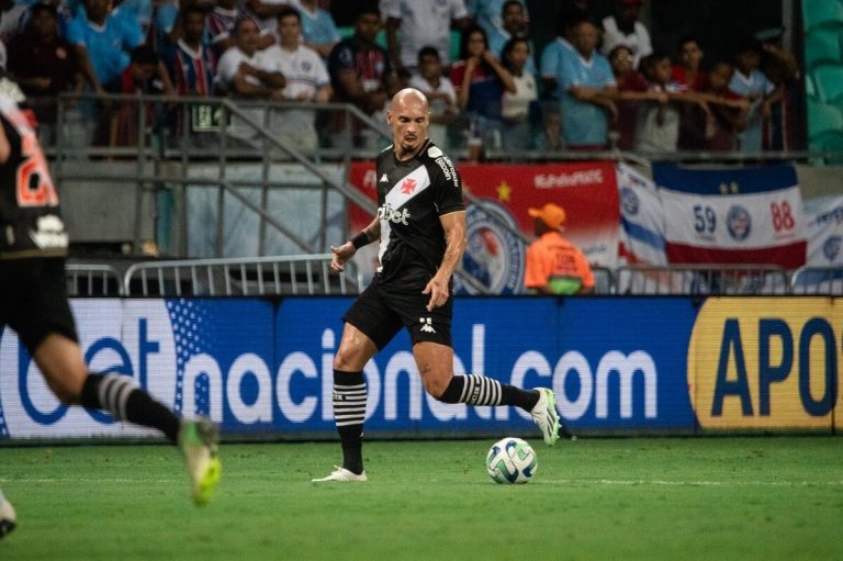 Maicon em ação pelo Vasco contra o Bahia