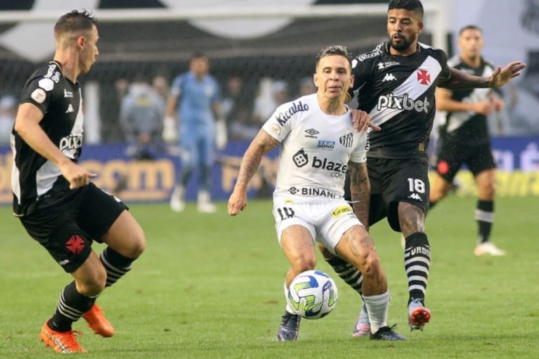 Paulinho e Lucas Piton na partida contra o Santos